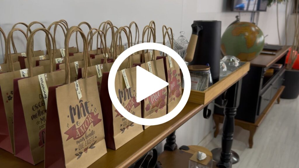 Dia das Mães na SoloEnge: um momento de afeto e reconhecimento
No Dia das Mães, a SoloEnge, em uma ação do SoloGrupo, promoveu um encontro especial para celebrar as colaboradoras que são mães. Em um ambiente acolhedor na sala de reunião, as mães assistiram a um vídeo emocionante com mensagens feitas por seus filhos, que trouxeram sorrisos e muitas lágrimas de alegria.
A programação seguiu com uma dinâmica carinhosa, que lembrou a todas que cada mãe é única, valorizando a singularidade e a força de cada uma. Foi um momento para compartilhar histórias, dar risadas e fortalecer os laços entre as mulheres que equilibram a vida pessoal e profissional com tanta dedicação.
Com café e uma lembrança especial, a homenagem foi um gesto sincero de agradecimento e reconhecimento pelo papel essencial que as mães desempenham dentro e fora da empresa.
Essa celebração reafirma o compromisso do SoloGrupo em criar um ambiente onde o cuidado e a valorização das pessoas fazem parte do dia a dia.